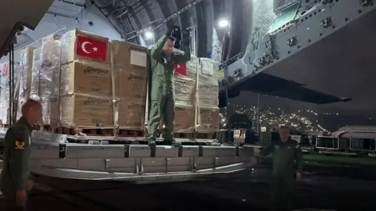 Deprem felaketinin ardından Türkiye harekete geçti! Askeri uçaklar peş peşe indi