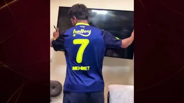 Derbi yenilgisine dayanamadı: Gözü dönmüş taraftar hıncını televizyondan çıkardı!