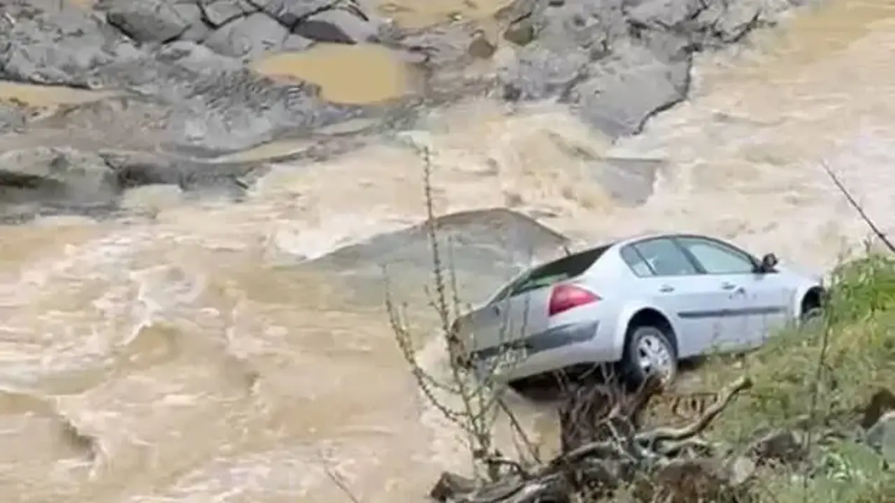 Dereye savrulan otomobilin sürücüsü yaralandı