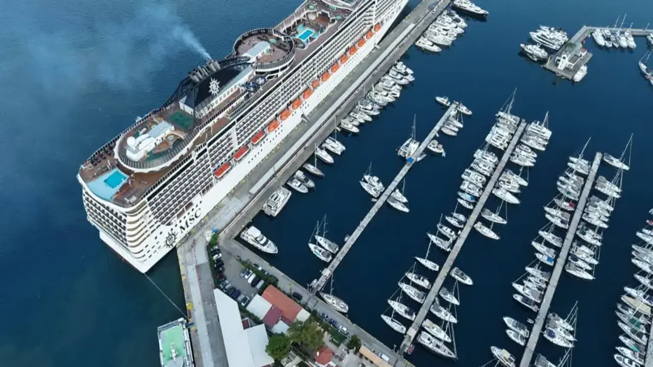 Dev kruvaziyer MSC Divina 4 bin 140 turistle Marmaris'e demirledi