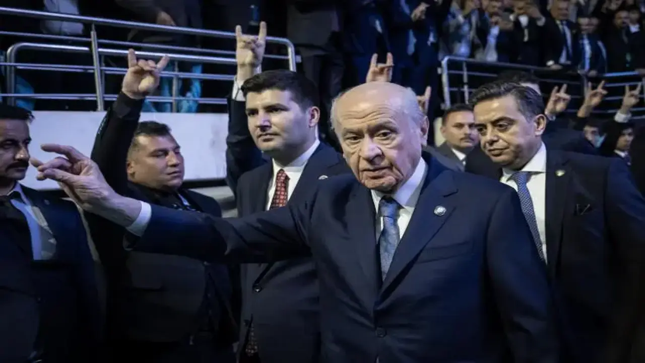 Devlet Bahçeli'ye altın kurt başlı tuğun hediye edildi