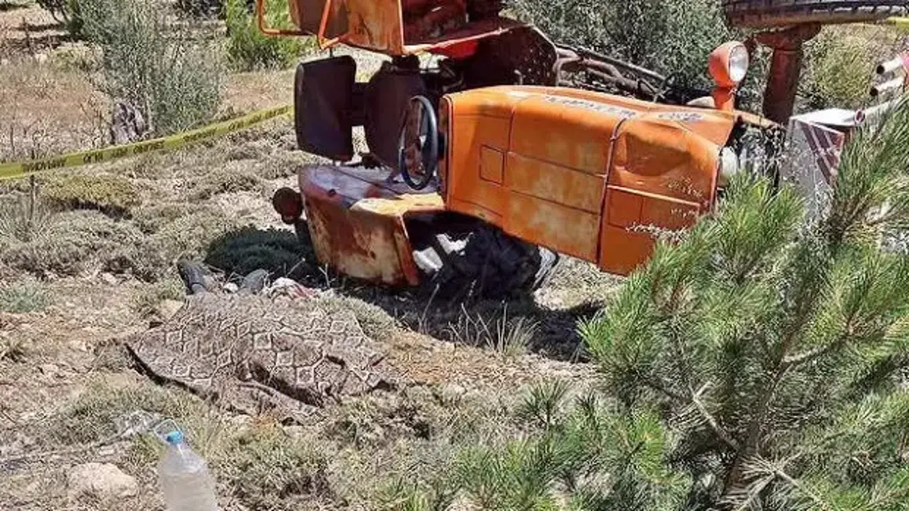 Devrilen traktörün sürücüsü hayatını kaybetti