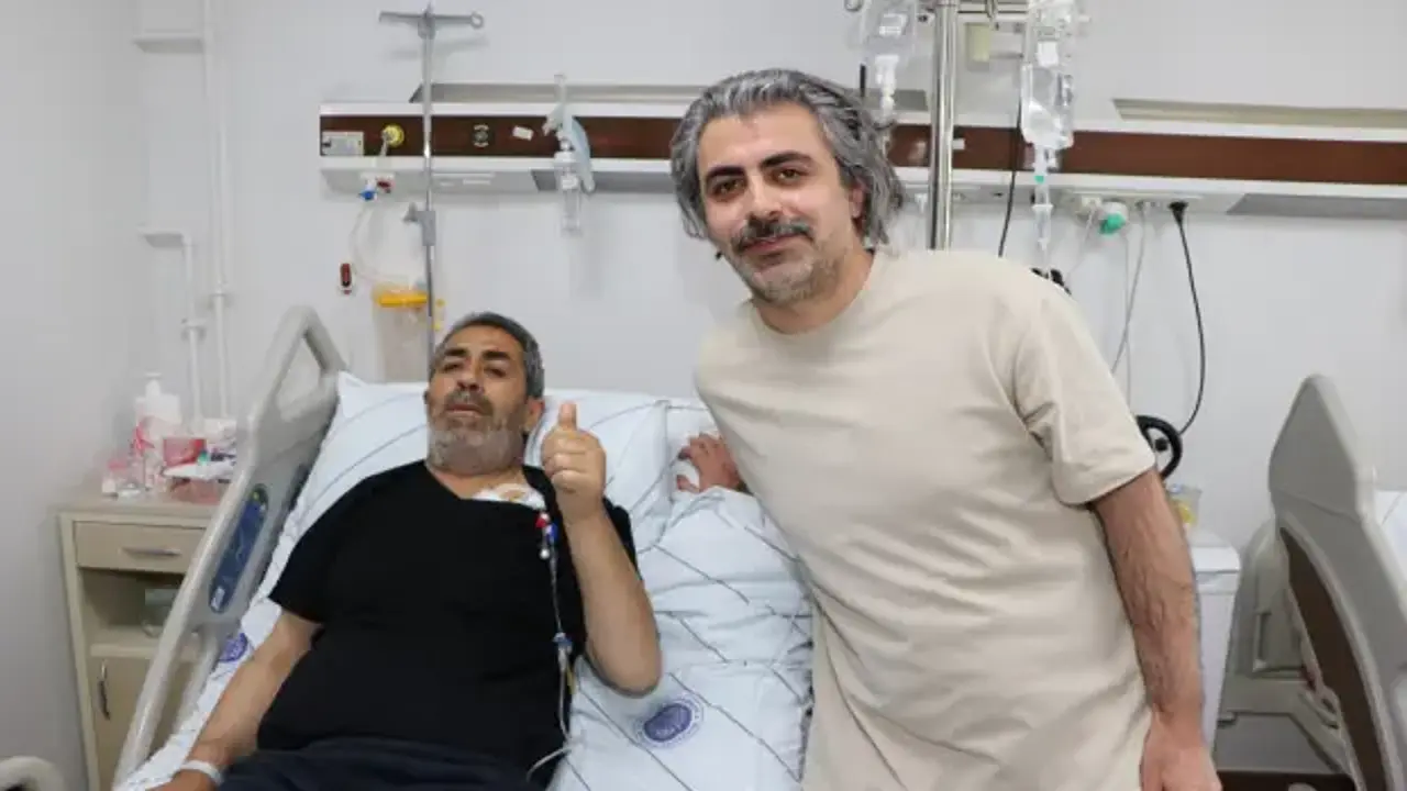 Diyalizden eşinin böbreğiyle kurtulup çifte bayram yaşadı