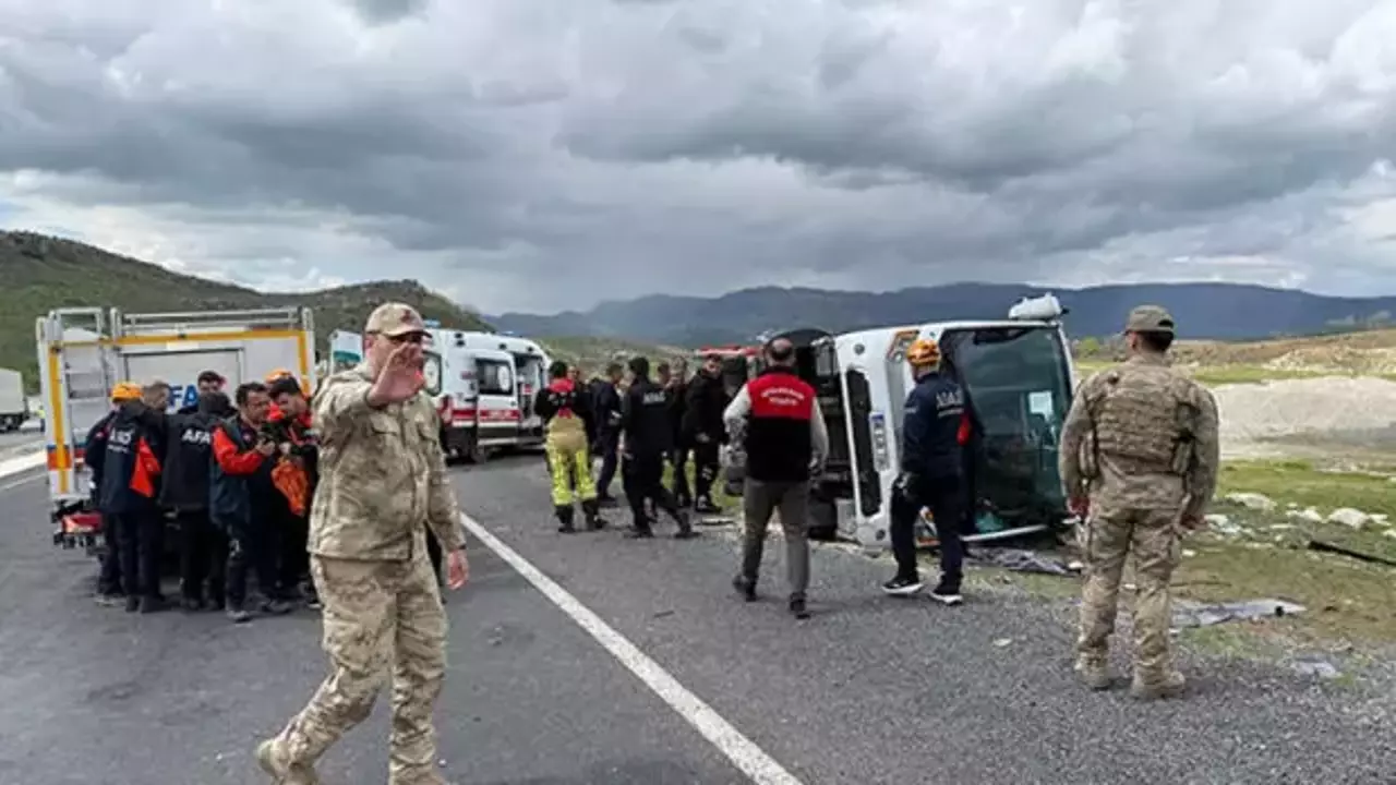 Diyarbakır-Bingöl kara yolunda yolcu otobüsü devrildi: Ölü ve çok sayıda yaralı var