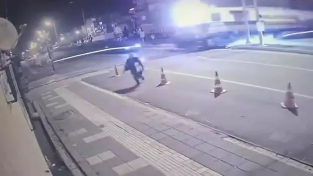 Diyarbakır'da otomobil tren ile çarpıştı: Feci kaza kamerada