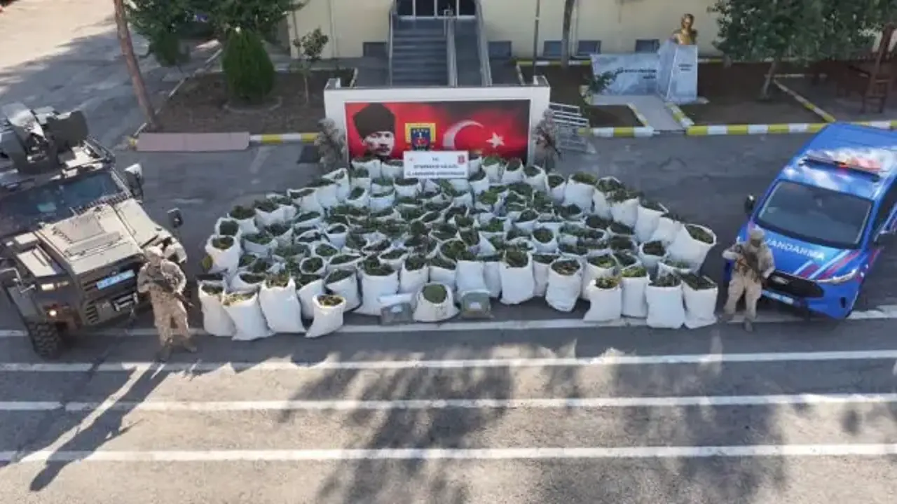 Diyarbakır'da zehir tacirlerine darbe: 2,2 ton esrar ele geçirildi