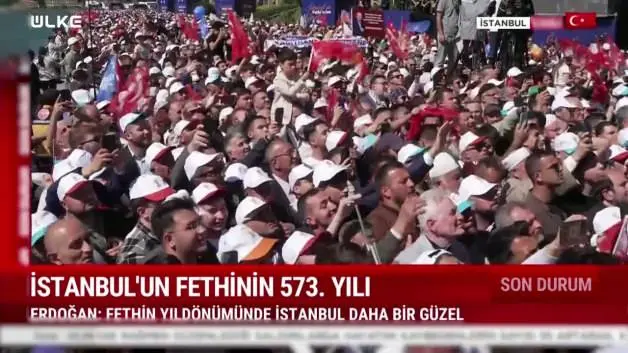 Down sendromlu küçük kızdan sahnede Erdoğan'a sevgi gösterisi!