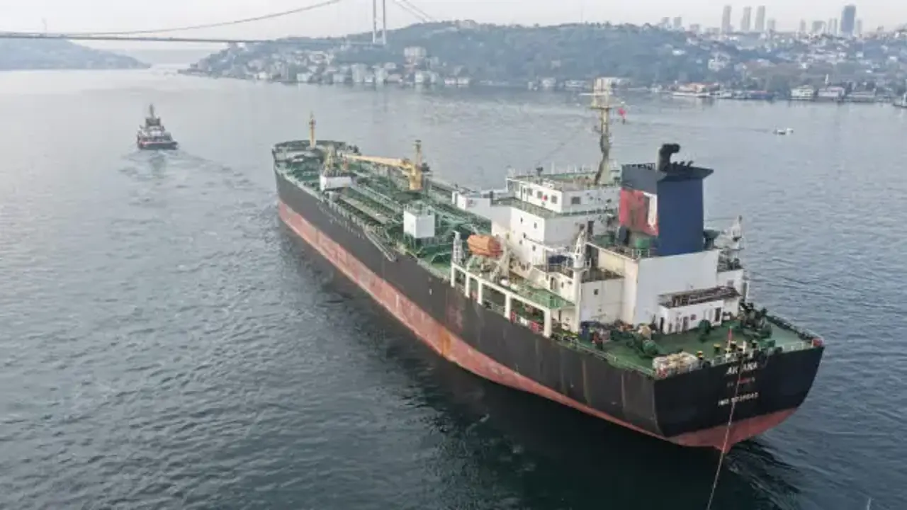 Dron saldırısına uğrayan tanker İstanbul Boğazı’ndan geçti! Trafik kapatıldı