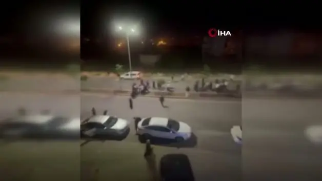 Düğün konvoyu durdu tekmeler yumruklar havada uçuştu!