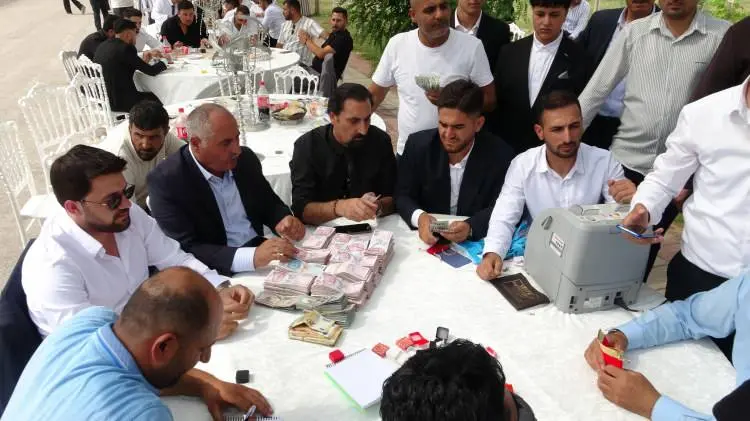 Düğüne para sayma makinesi kuruldu! Damada 20 milyon TL, geline ise kilolarca altın takıldı