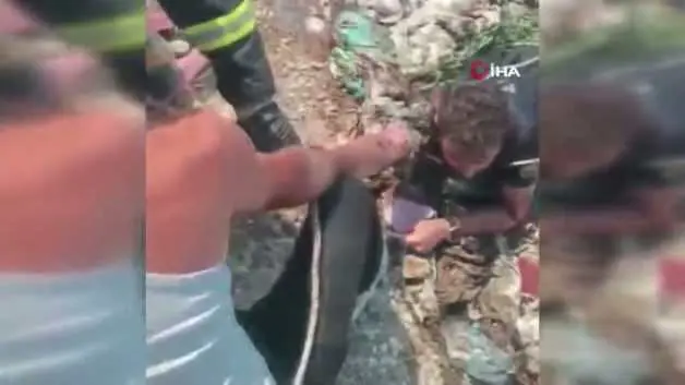 Dumanların arasında kalan itfaiye eri bataklığa saplandı ölümden döndü