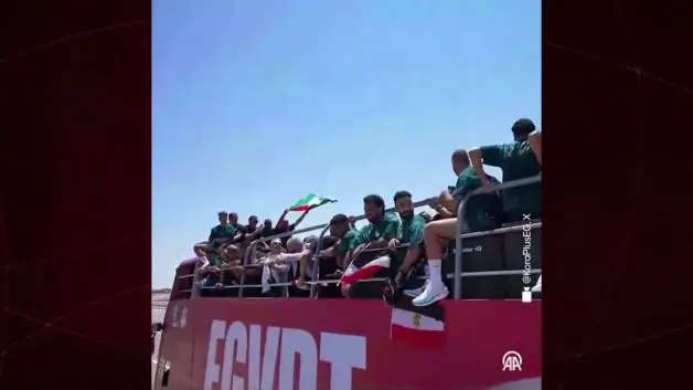 Dünya Kupası'ndan dönen Mısır Milli Takımı kutlamalarda Filistin bayrağı açtı