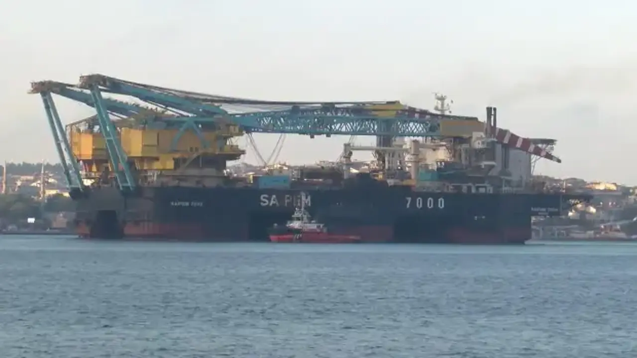 Dünyanın en büyük üçüncü vinç gemisi İstanbul Boğazı'ndan geçiyor