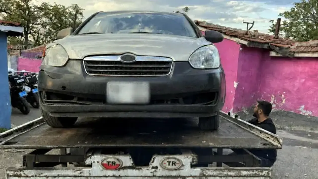 ‘Dur’ ihtarına uymayan ehliyetsiz sürücüye 300 bin lira ceza!