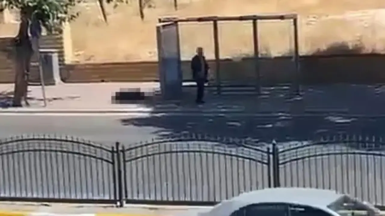 Durakta bekleyen eşini silahla vurdu