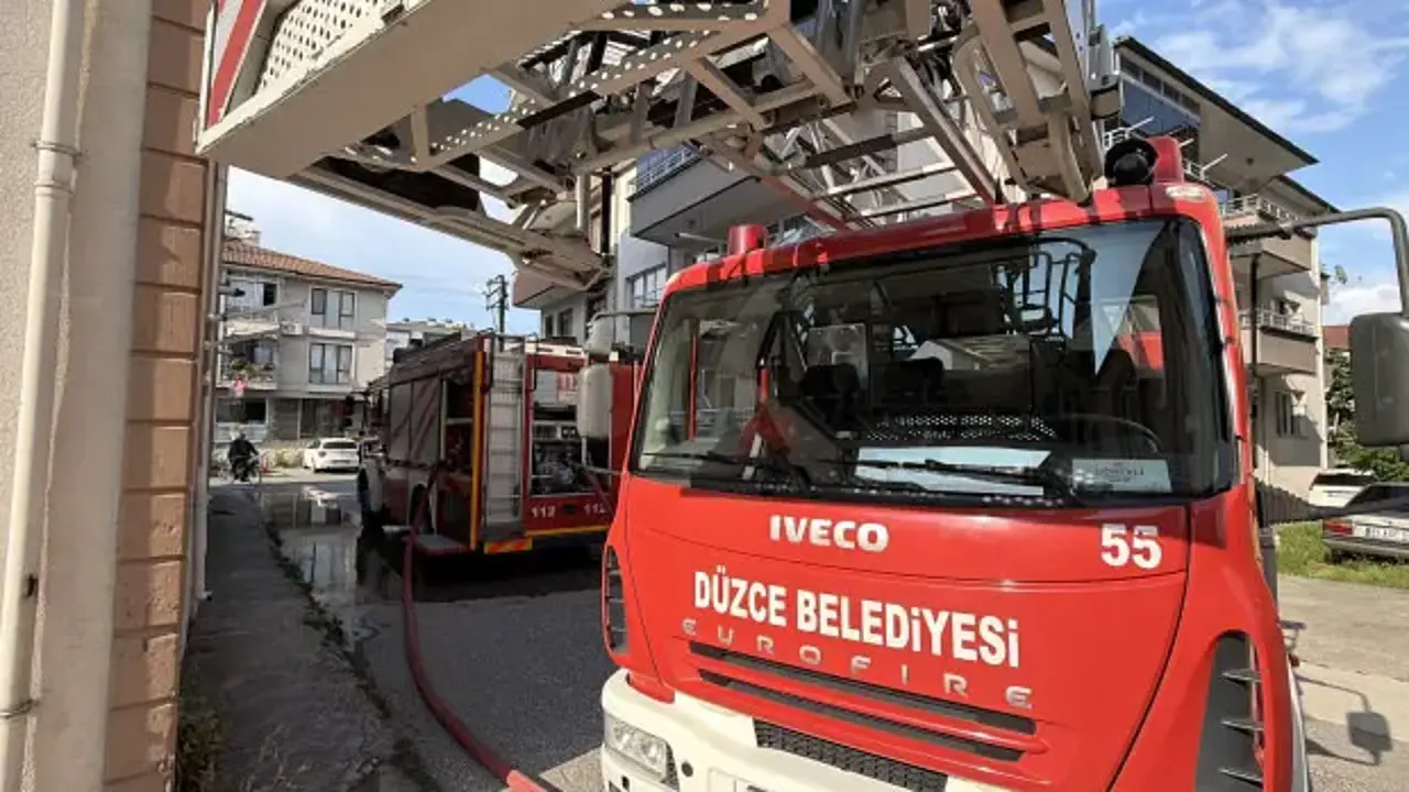 Düzce'de 3 katlı binada yangın paniği