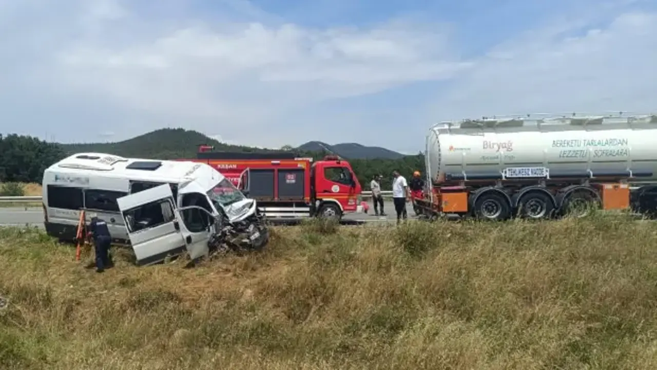 Edirne'de personel servisi, tankere çarptı: 16 yaralı