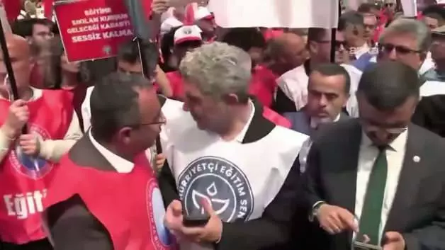 Eğitim sendikalarının taşın altına ellerini koymayıp güle oynaya gösteri yapması tepki çekti