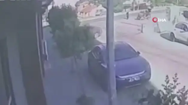 Ehliyetsiz gencin kullandığı otomobil mağazaya daldı