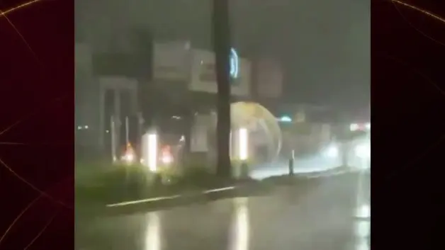 El Salvador'da fırtınanın kopardığı Dünya Kupası topu trafiği birbirine kattı