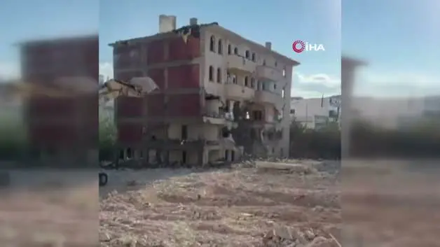 Elazığ’da 5 katlı bina tek dokunuş yerle bir oldu