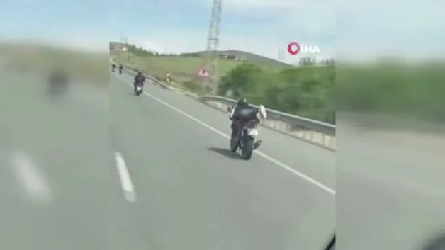 Elazığ'da motosiklet üzerinde ölümüne yolculuk kamerada