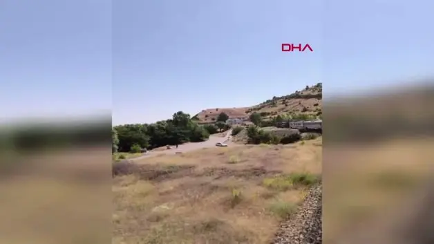Elazığ’da yolcu treninin, otomobile çarptığı anlar kamerada