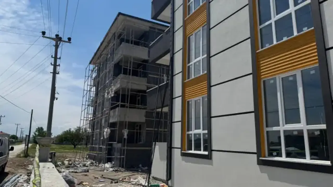 Elektrik akımına kapılan işçi, 4'üncü kattan düştü