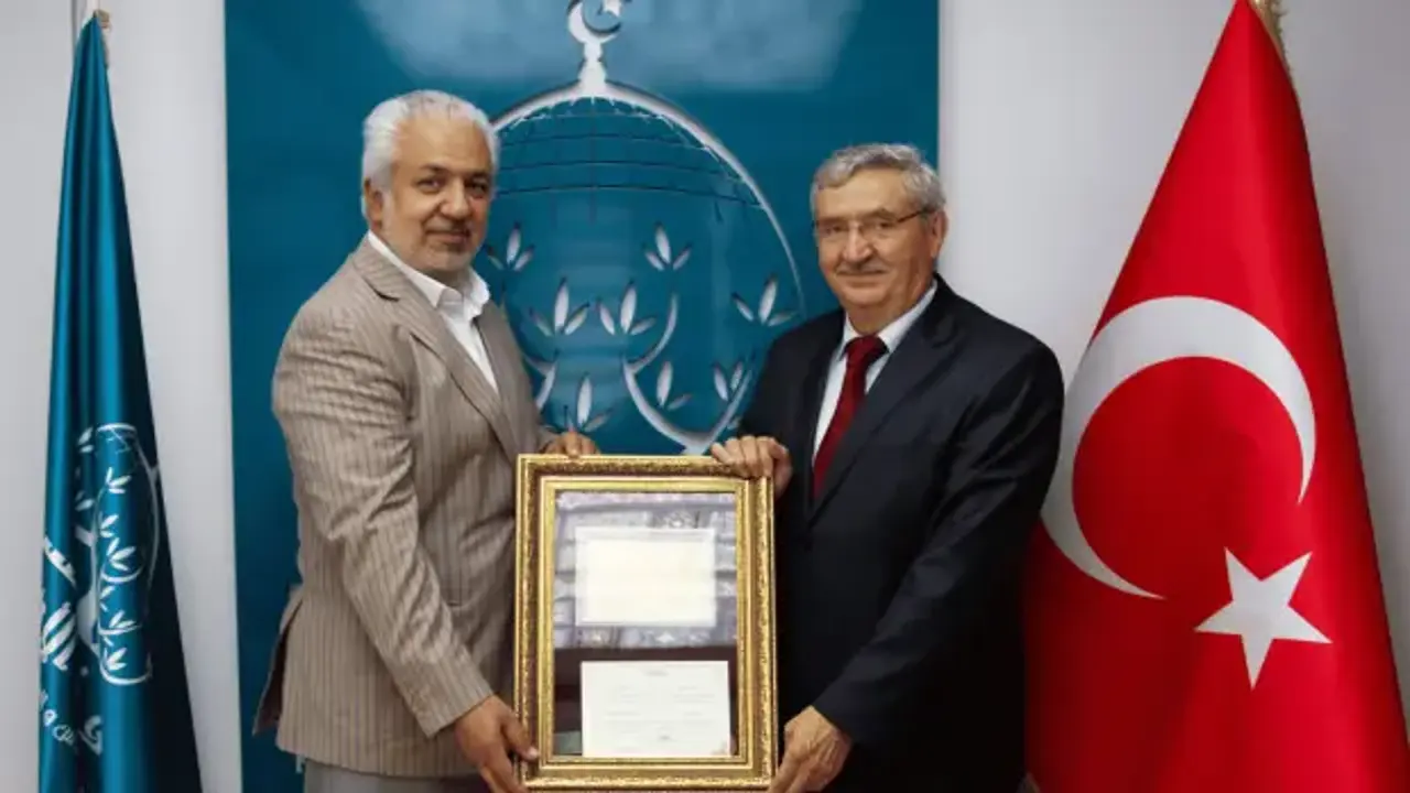 Emekli Büyükelçi Fikret Özer, Ümmet Vakfı Mütevelli Heyeti Başkanı oldu