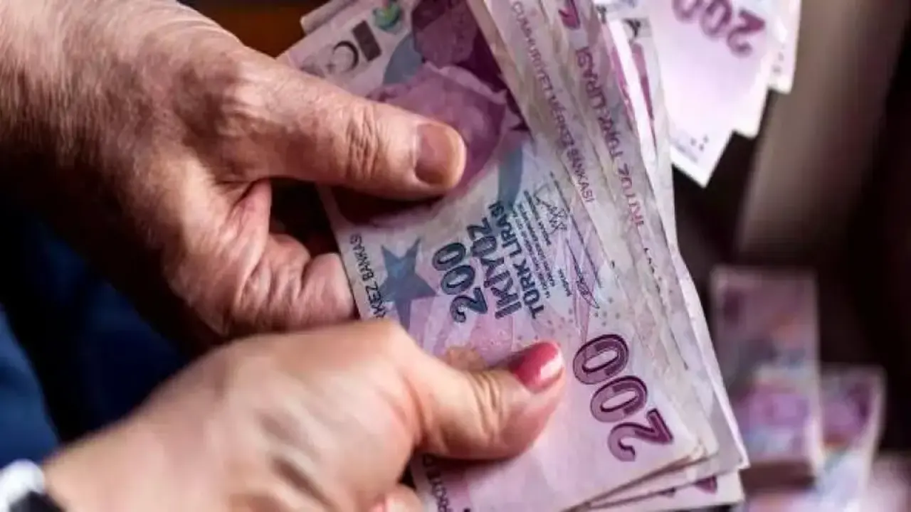 Emeklilerin ikramiye ve aylık ödemeleri hesaplara aktarılıyor
