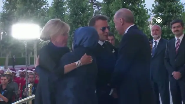 Emine Erdoğan, Macron'un elini öpmesine izin vermedi