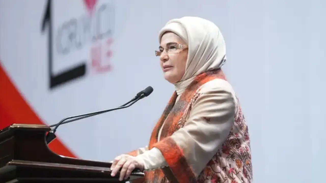 Emine Erdoğan'dan koruyucu ailelere teşekkür: İnsanlığa ışık tutuyorsunuz