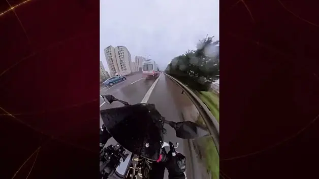 Emniyet şeridini kullanan motosikletli ambulansa çarptı! O anlar kameraada