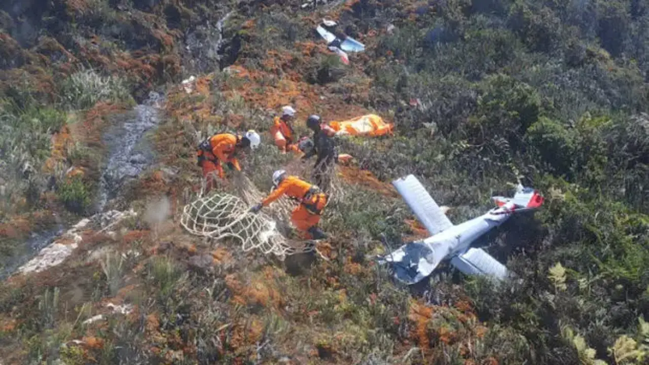 Endonezya'da helikopter düştü! Çok sayıda ölü var