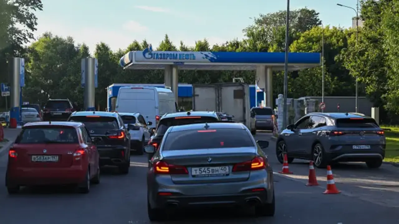 Enerji devi Rusya'ya ağır darbe! Akaryakıta kota getirildi! Piyasaları sarsacak karar