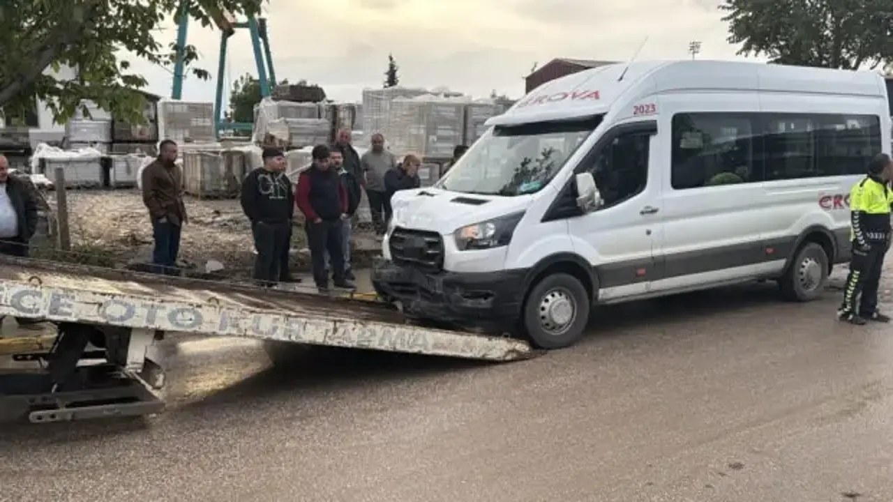 Erbaa'da iki servis minibüsü çarpıştı: 10 yaralı