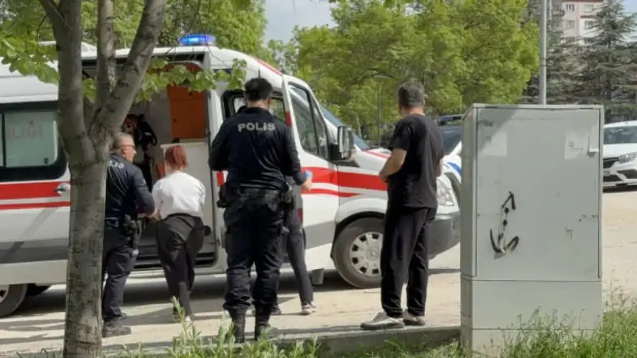 Erkek arkadaş kavgasında 3 kız bıçakla yaralandı