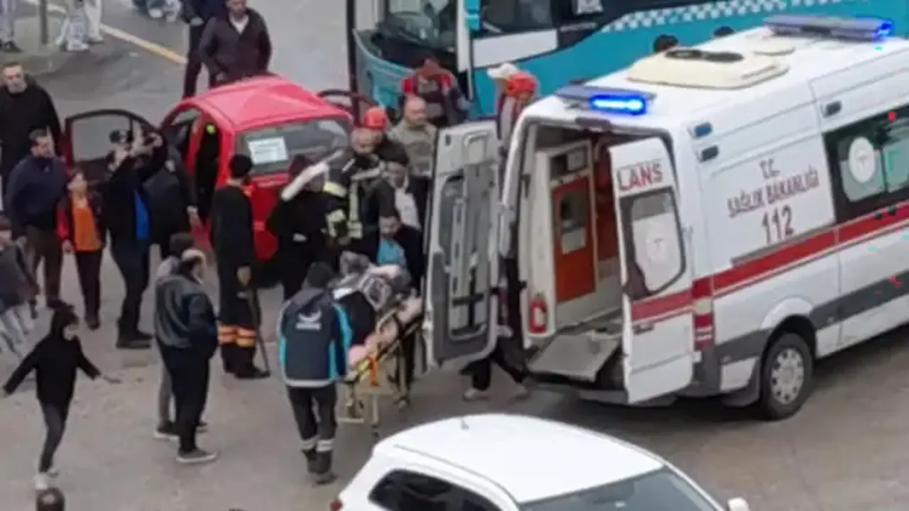 Erzurum’da halk otobüsü ile otomobil çarpıştı: Yaralılar var