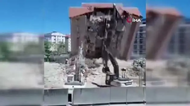 Esenyurt ve Avcılar'da korkutan yıkım: Binaların çökme anı saniye saniye kaydedildi