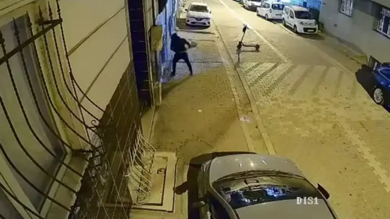 Esenyurt’ta eski sevgili dehşeti: Scooter ile gelip binayı ateşe verdi