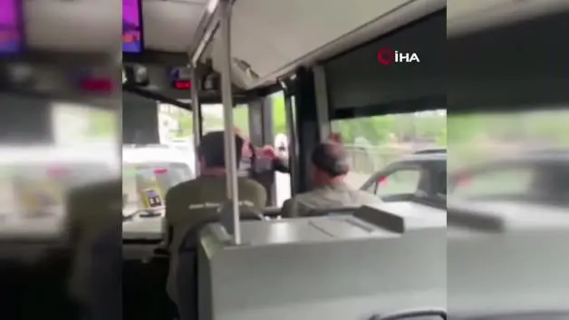 Esenyurt'ta İETT şoförü ile sürücü arasında yol verme kavgası yaşandı...