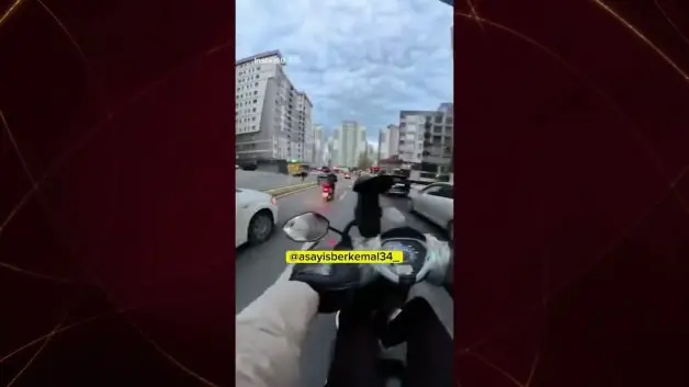 Esenyurt’ta trafikte dehşet: Otomobile sopayla saldırı kamerada