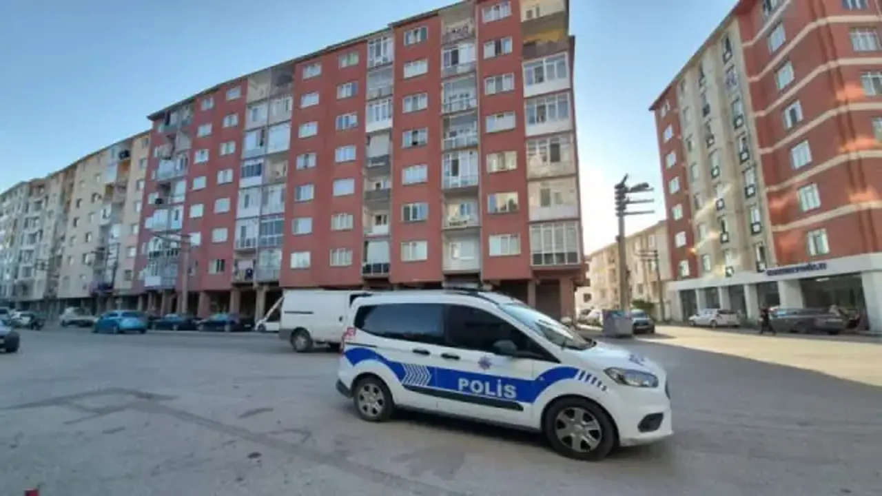 Eşi tatile giden 58 yaşındaki adam yatağında ölü bulundu