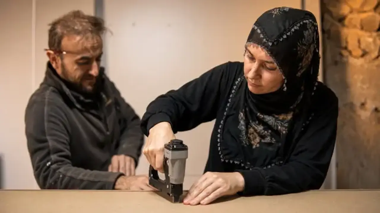 Eşine yardım etmeye gitti, mobilya ustası oldu