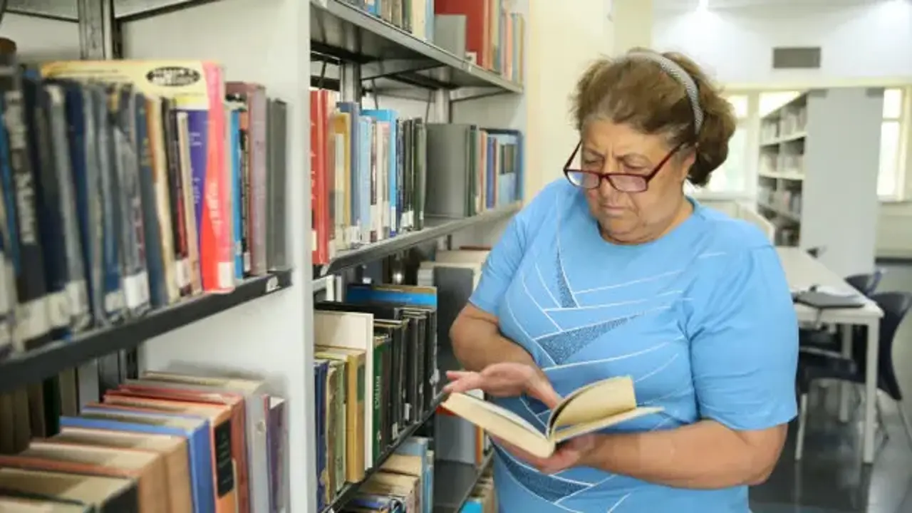 Eşini kaybettikten sonra okula döndü, yedi üniversite diploması aldı
