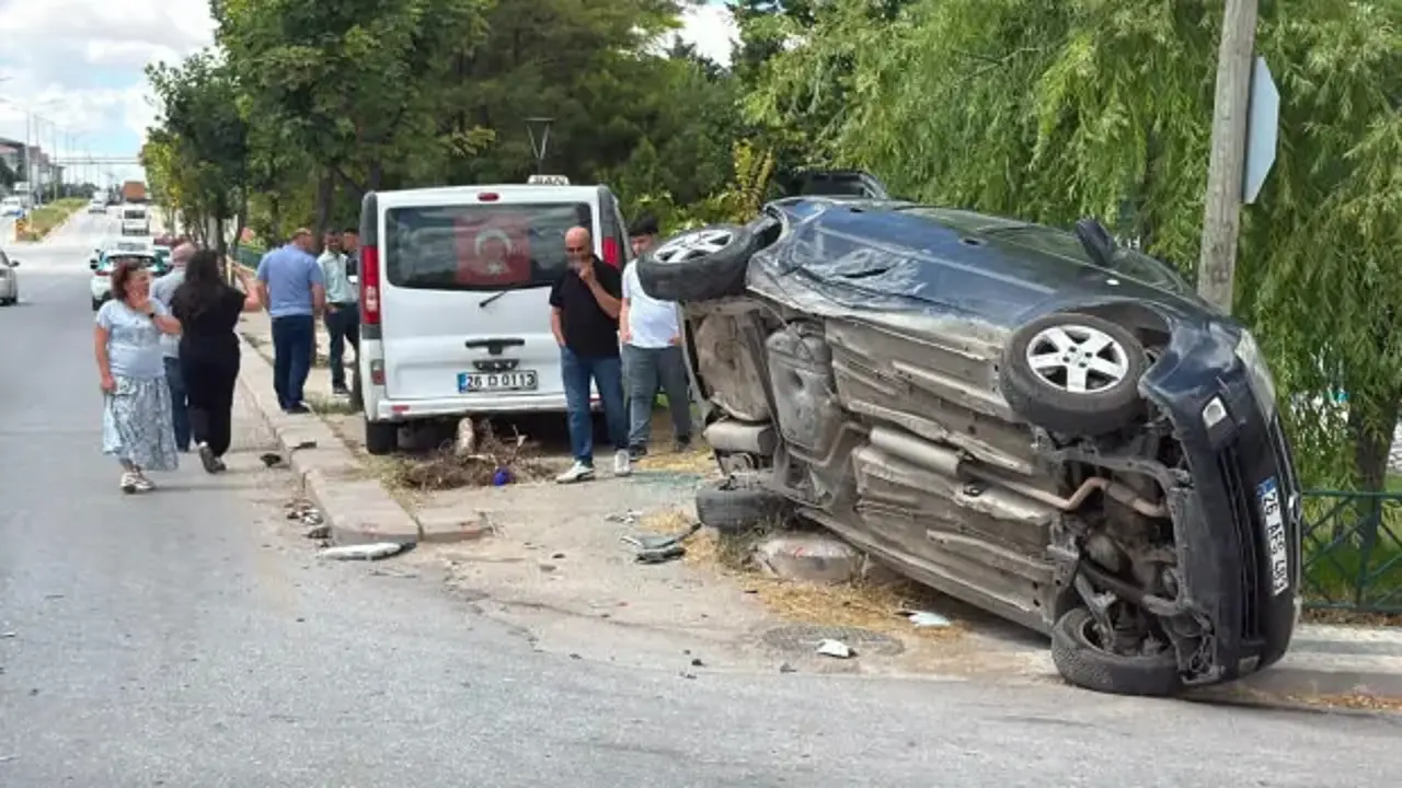 Eskişehir'de dolmuşun çarptığı otomobil yan yattı: 8 yaralı