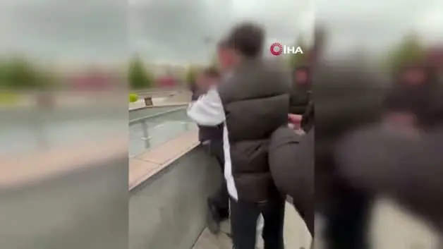 Eskişehir’de parkta 6 kişilik bir grup ortalarına aldıkları çocuğu dakikalarca darp etti