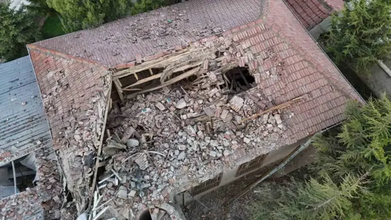 Eskişehir’de yıldırım düşen caminin minaresi yıkıldı