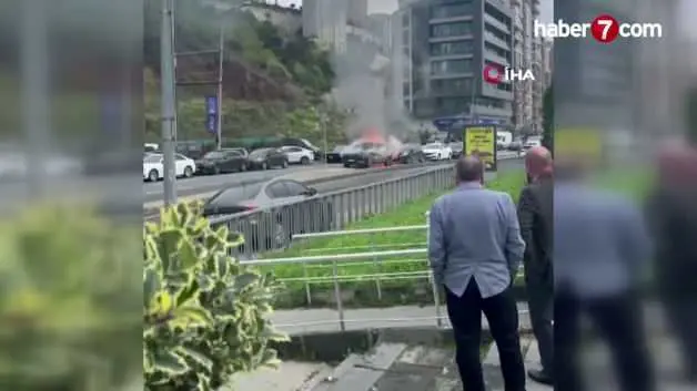 Eyüpsultan'da park halindeki araç alevlere teslim oldu