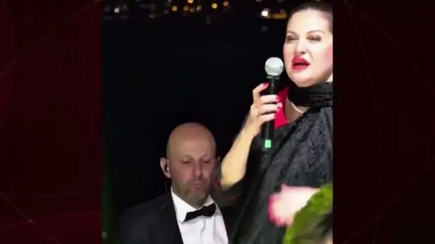 Ezan'a gösterilen saygıdan rahatsız olan sözde şarkıcı skandal sözler sarfetti